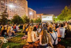 Житель Ленинградского района организовал в своем дворе бесплатный кинотеатр